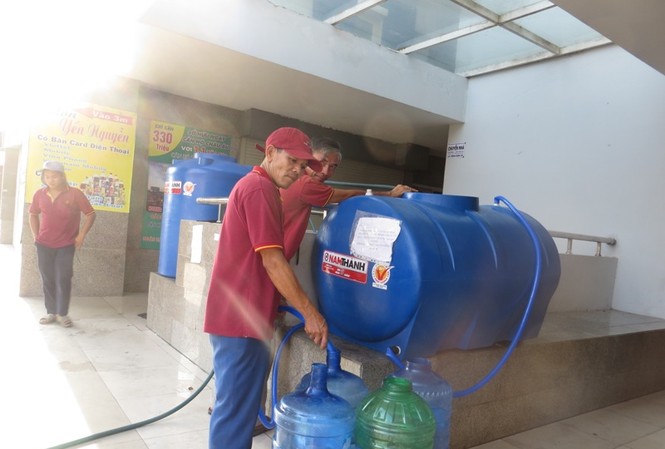 Cư dân Carina cố bám trụ ở chung cư không điện nước Chung cư Carina không điện, không nước, cư dân phải hứng nước ở bể tập thể và xách về căn hộ để dùng