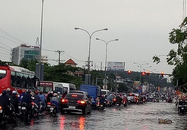 Đại lộ Bình Dương 'tê liệt' trong cơn mưa nặng hạt Nhiều đoạn trên Đại lộ Bình Dương bị ngập trong cơn mua lớn chiều 17/4
