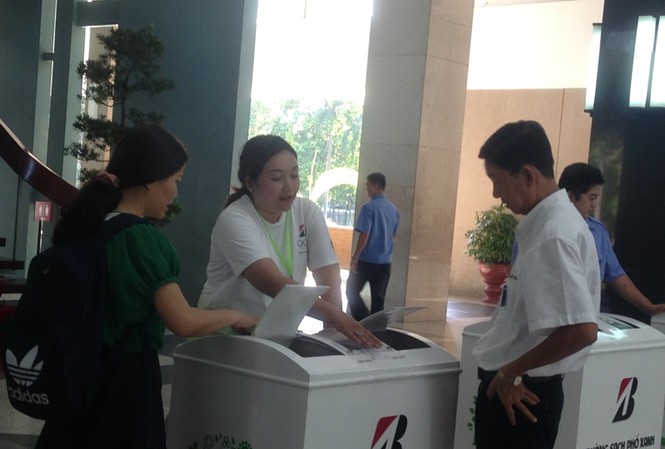 Lần đầu tiên, TPHCM lắp thùng rác biết nói 'cảm ơn' Thùng rác biết nói "cám ơn" thu hút sự tò mò của người dân Sài Gòn