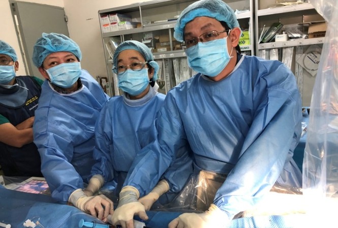 Bệnh viện Chợ Rẫy đặt máy tạo nhịp tim không dây thành công Các bác sĩ khoa Điều trị rối loạn nhịp cùng với sự hỗ trợ của PGS.TS.BS.Sirin (thứ 3 từ phải qua)