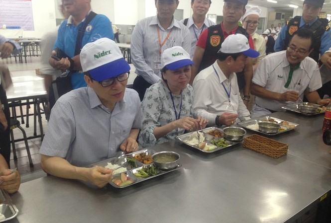 Phó Thủ tướng Vũ Đức Đam xếp hàng, ăn cơm trưa cùng công nhân Phó Thủ tướng Vũ Đức Đam giản dị dùng cơm công nhân