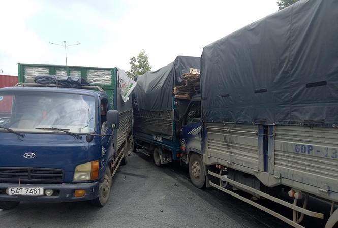 Bình Dương: Tai nạn liên hoàn, đường Mỹ Phước Tân Vạn ùn tắc dài Tai nạn liên hoàn khiến giao thông ở Bình Dương ùn tắc kéo dài