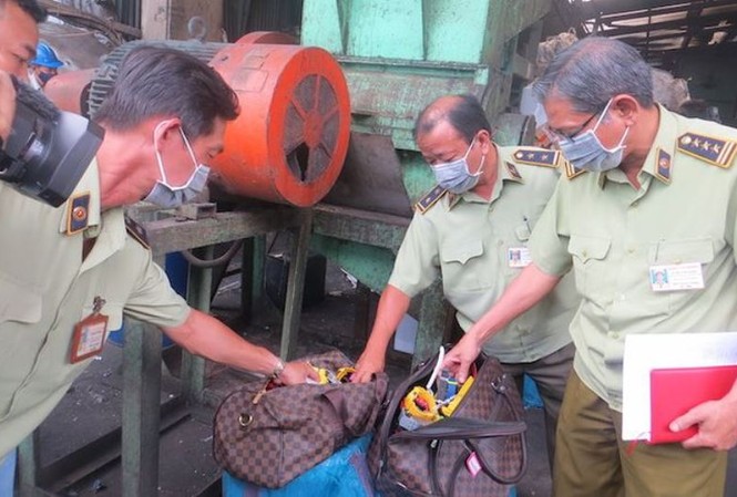 TPHCM tiêu hủy lô hàng giả trị giá hơn 20 tỷ đồng QLTT TPHCM vừa tiêu hủy lô hàng giả, hàng lậu trị giá hơn 20 tỷ đồng