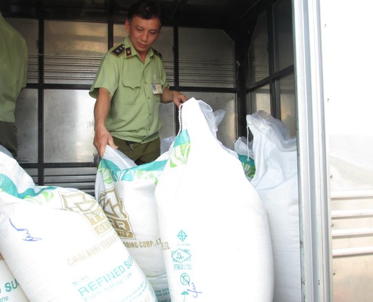 TPHCM phát hiện nhiều cơ sở kinh doanh đường cát lậu QLTT TPHCM kiểm tra các cửa hàng kinh doanh đường thì 100% đều vi phạm