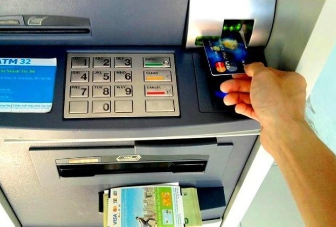 Ngân hàng lại tăng phí ATM nội mạng Nhiều "ông lớn" ngân hàng thông báo tăng phí ATM nội mạng từ ngày 15/7