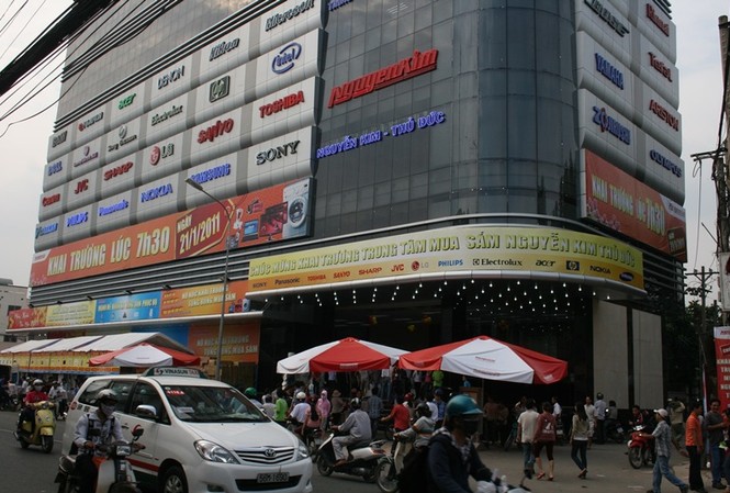 Trốn thuế gần chục năm, Nguyễn Kim bị phạt gần 150 tỷ đồng Nguyễn Kim bị Cục thuế TPHCM truy thu gần 150 tỷ đồng tiền thuế