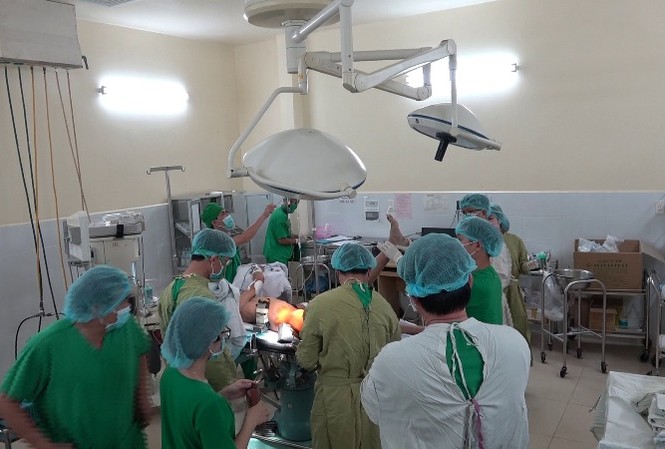 Cứu sống nam thanh niên bị 2 thanh sắt đâm xuyên người Bác sĩ phẫu thuật lấy thanh sắt cho bệnh nhân