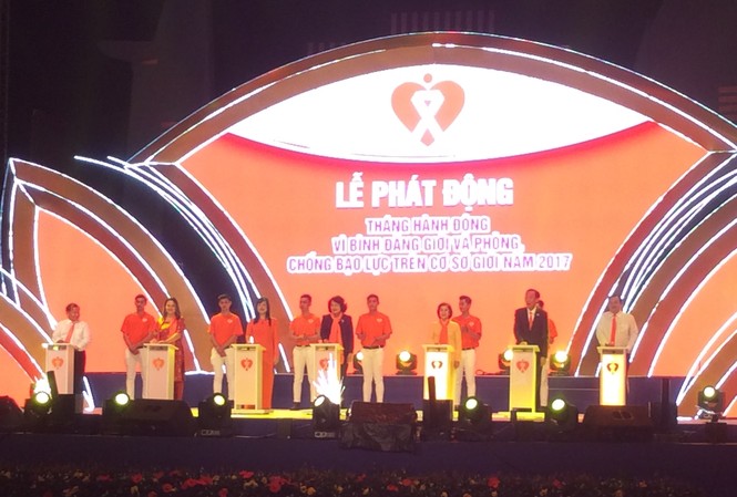 Chung tay chấm dứt bạo lực đối với phụ nữ và trẻ em gái Thắp ánh sáng màu cam hưởng ứng tháng hành động.