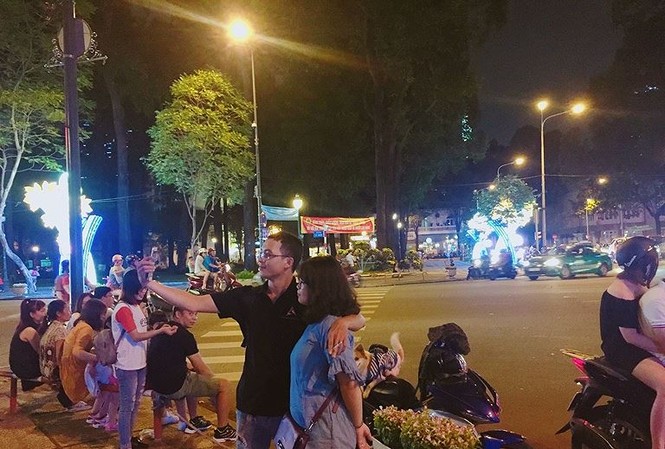 Người dân TPHCM nô nức xuống đường những ngày cuối năm Người dân TPHCM nô nức xuống đường những ngày cuối năm