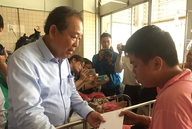 Phó thủ tướng Trương Hòa Bình thăm hỏi bệnh nhân vụ cháy chung cư Phó thủ tướng Trương Hòa Bình thăm hỏi bệnh nhân vụ cháy chung cư