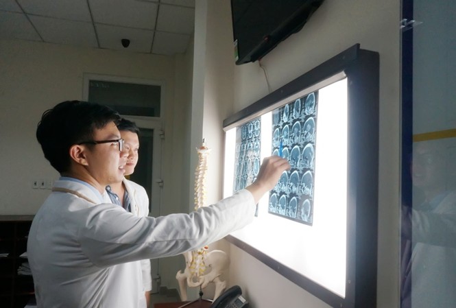 Chủ quan cụ bà suýt chết vì khối u khổng lồ trong não Chủ quan cụ bà suýt chết vì khối u khổng lồ trong não