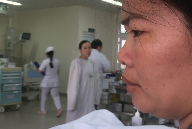 Xót xa cảnh mẹ bán sen nuôi con nằm viện: 'Con ơi, mẹ cạn tiền rồi!' Xót xa cảnh mẹ bán sen nuôi con nằm viện: 'Con ơi, mẹ cạn tiền rồi!'