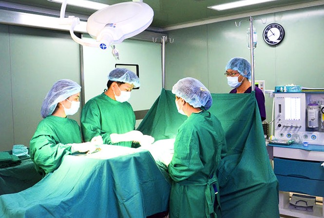 Bác sĩ 'câu' bệnh nhân ra ngoài mổ chui bị đình chỉ hoạt động 6 tháng Bác sĩ 'câu' bệnh nhân ra ngoài mổ chui bị đình chỉ hoạt động 6 tháng