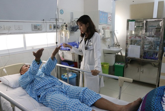 Người đàn ông suýt chết trên sân bóng vì nhồi máu não Người đàn ông suýt chết trên sân bóng vì nhồi máu não