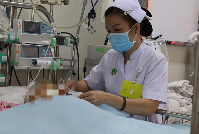 Cứu sống bé một tuổi bị điện giật ngừng tim 30 phút Cứu sống bé một tuổi bị điện giật ngừng tim 30 phút