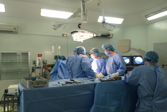 Đang nằm võng, người đàn ông thủng tim vì cửa kính rơi Đang nằm võng, người đàn ông thủng tim vì cửa kính rơi
