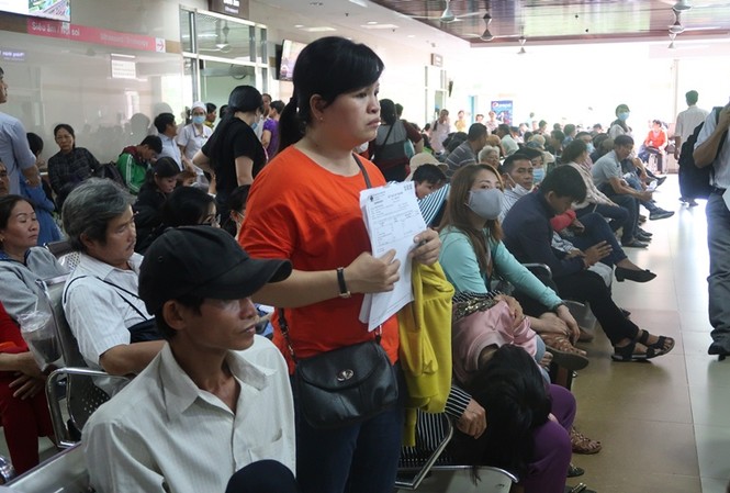 Bệnh nhân chờ 4 tiếng mới được khám bệnh, Bộ trưởng nói gì? Bệnh nhân chờ 4 tiếng mới được khám bệnh, Bộ trưởng nói gì?