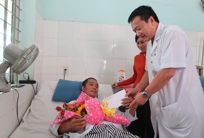 40 ngày ngoạn mục đưa ngư dân Trường Sa từ cõi chết trở về BS Đồng trao hoa chúc mừng bệnh nhân