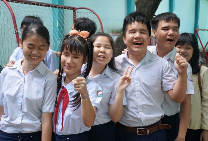 Xúc động nụ cười học sinh khiếm thị trong ngày khai trường Xúc động nụ cười học sinh khiếm thị trong ngày khai trường