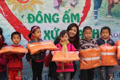 Đông ấm xứ Thanh trao đến huyện Quan Sơn Đông ấm xứ Thanh trao đến huyện Quan Sơn