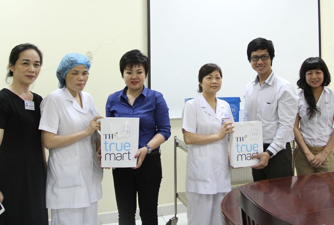 Tặng quà cho bệnh nhi bị sởi tại Viện Nhi T.Ư Tặng quà cho bệnh nhi bị sởi tại Viện Nhi T.Ư