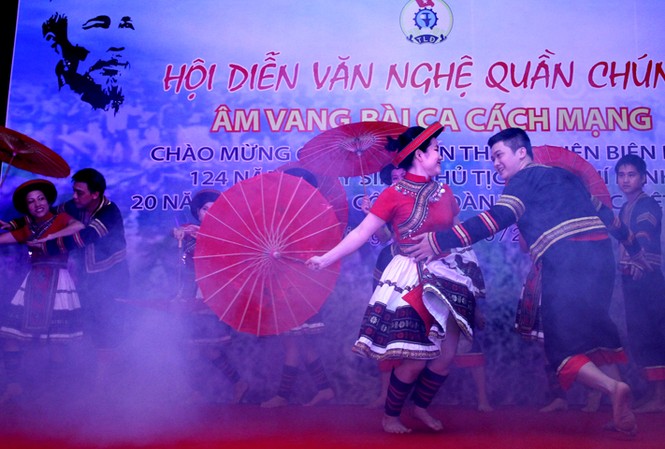 Hào sảng 'Âm vang Bài ca Cách mạng' Hào sảng 'Âm vang Bài ca Cách mạng'