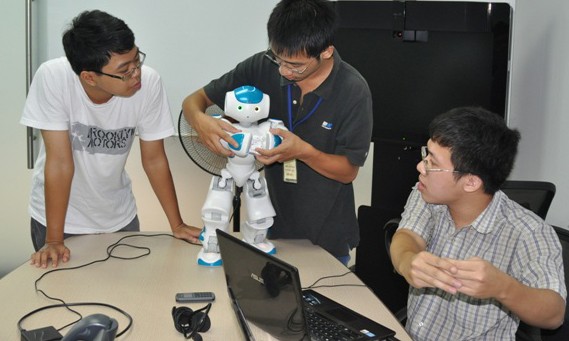 16 đội lọt vào vòng 2 cuộc thi viết ứng dụng trên robot Các bạn sinh viên nghiên cứu phát triển ứng dụng trên Smartoshin