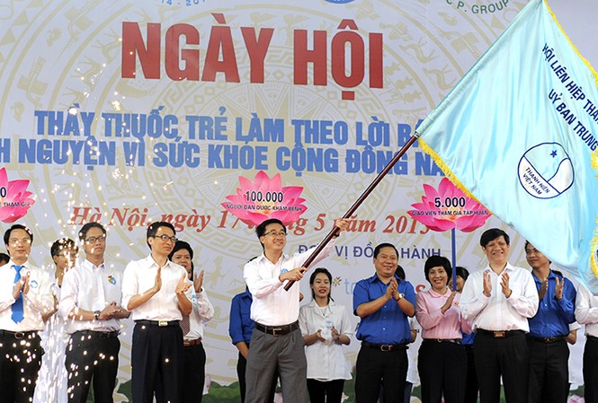 6.000 thầy thuốc trẻ ra quân chăm sóc sức khỏe cộng đồng Phó Thủ tướng Vũ Đức Đam trao cờ chiến dịch cho Ban chỉ huy Ngày hội.