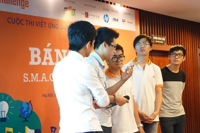 Lộ diện 4 đội thi viết ứng dụng phần mềm “Số hóa giọng nói” Đội Ifinity - Học viện Bưu chính viễn thông trình bày demo ứng dụng iCook