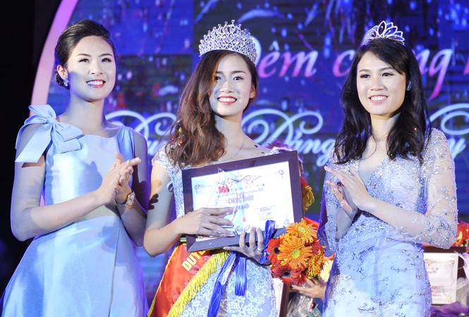 Hoa hậu Ngọc Hân trao giải Hoa khôi Duyên dáng Xây dựng 2016 Hoa khôi Duyên dáng Xây dựng 2016 (giữa ảnh) rạng rỡ trên sân khấu cùng giám khảo Hoa hậu Việt Nam Ngọc Hân và Hoa khôi Duyên dáng Xây dựng 2014