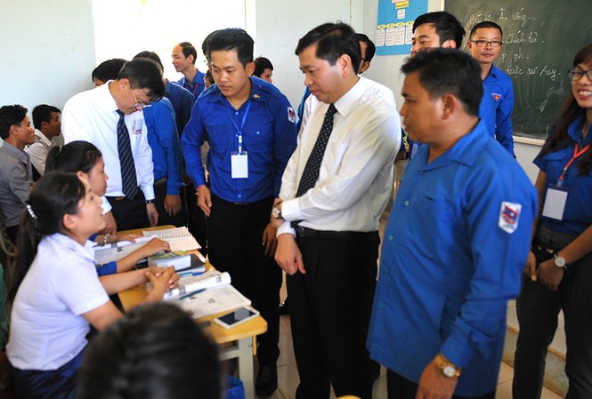 Đoàn đại biểu thanh niên Việt Nam giao lưu tại Champasack Bí thư T.Ư Đoàn Nguyễn Long Hải dẫn đầu đoàn đại biểu thanh niên Việt Nam thăm Trung tâm Tiếng Việt, ĐH Champasack
