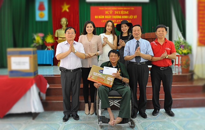 Báo Tiền Phong tặng quà thương bệnh binh tại Hà Nam Đoàn công tác báo Tiền Phong do nhà báo Lê Xuân Sơn dẫn đầu tặng quà cho đại diện Trung tâm