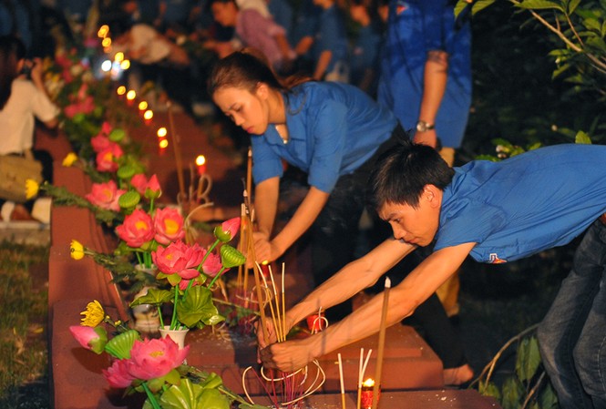 Tuổi trẻ Thái Nguyên thắp nến tri ân anh hùng liệt sỹ Tuổi trẻ Thái Nguyên thắp nến tri ân anh hùng liệt sỹ