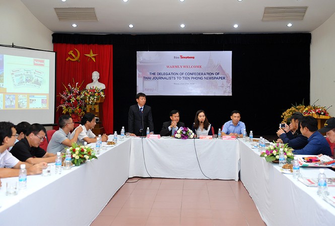 Báo Tiền Phong tiếp đại biểu Liên đoàn Báo chí Thái Lan Phó Tổng biên tập báo Tiền Phong Trần Thanh Lâm phát biểu tại chương trình