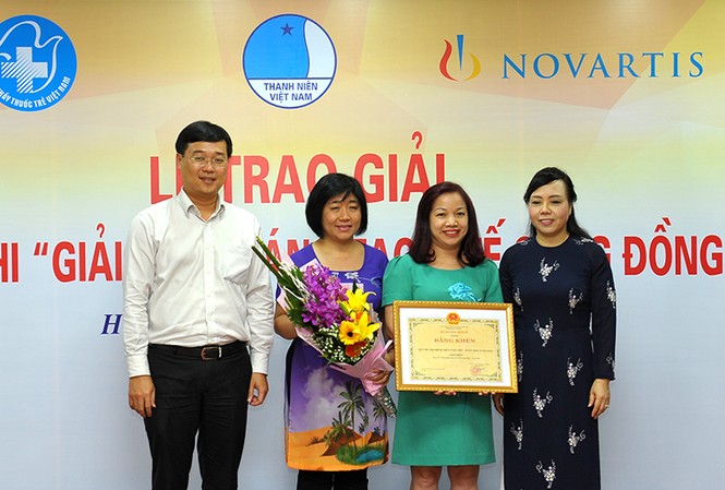 Trao giải thưởng cuộc thi Giải pháp sáng tạo y tế cộng đồng 2016 Bộ trưởng Bộ Y tế Nguyễn Thị Kim Tiến và Bí thư thứ nhất T.Ư Đoàn Lê Quốc Phong trao giải Nhất cho nhóm chiến dịch truyền thông và sàng lọc ung thư vú