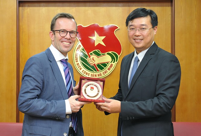Tăng cường hợp tác phát triển thanh niên Việt Nam - New Zealand Anh Lê Quốc Phong, Ủy viên Dự khuyết BCH T.Ư Đảng, Bí thư thứ nhất T.Ư Đoàn (bên phải) trao biểu tượng Huy hiệu Đoàn TNCS Hồ Chí Minh cho ông Haike Manning, Đại sứ New Zealand tại Việt Nam.