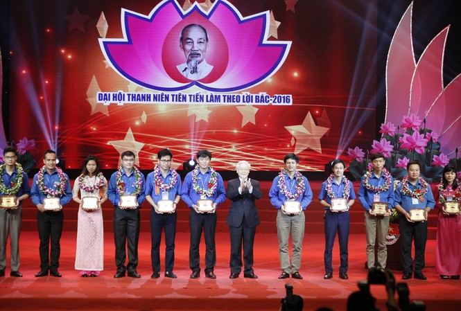 Tổng Bí thư nhắn nhủ Thanh niên tiên tiến Tổng Bí thư Nguyễn Phú Trọng trao Kỷ niệm chương cho 20 đại biểu thanh niên tiên tiến làm theo lời Bác xuất sắc nhất trong giai đoạn 2014 - 2016. Ảnh: Như Ý