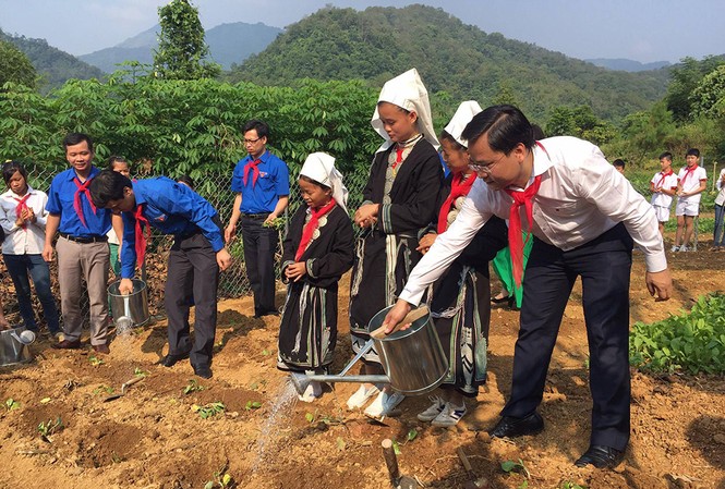 Học sinh Cốc Đán nhận 'Vườn rau cho em' Bí thư T.Ư Đoàn Nguyễn Anh Tuấn cùng các đại biểu, học sinh chăm sóc "Vườn rau cho em"