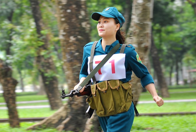 Xem nam nữ dân quân tự vệ tháo lắp súng, sơ cứu thương Nội dung chạy vũ trang đối với nữ có cự ly 1.500m