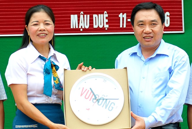 Great Eastern tặng quà Trung thu cho trẻ em vùng cao Bí thư thường trực T.Ư Đoàn Nguyễn Mạnh Dũng (bên phải) tặng quà cho Trường PTDT Bán trú Mậu Duệ B.