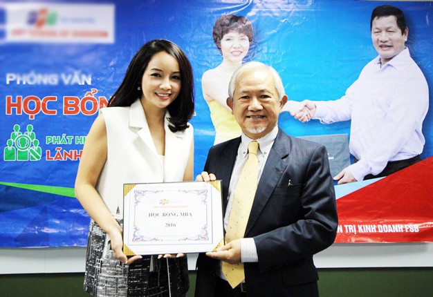 CEO, diễn viên Mai Thu Huyền nhận học bổng MBA Giáo sư Phan văn Trường - Cố vấn cao cấp của Viện Quản trị kinh doanh FSB đại diện trao học bổng cho CEO Mai Thu Huyền