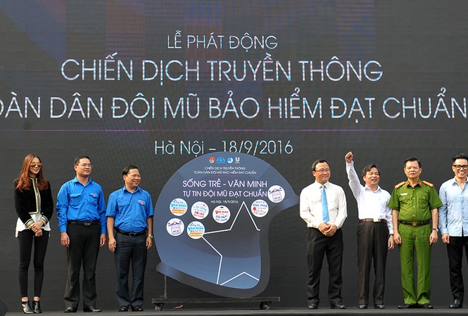 3.000 bạn trẻ hưởng ứng Chiến dịch truyền thông đội mũ bảo hiểm đạt chuẩn Các đại biểu thực hiện nghi thức cam kết, phát động chiến dịch