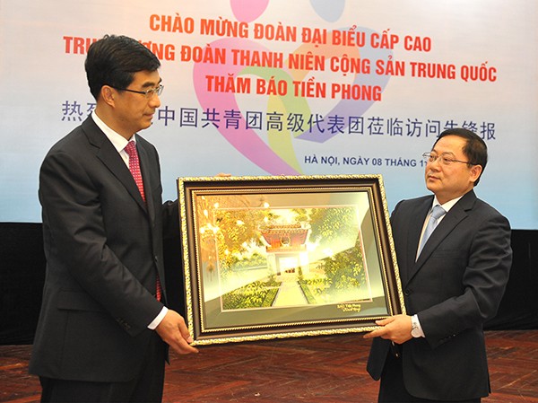 Bí thư thứ nhất T.Ư Đoàn TNCS Trung Quốc thăm báo Tiền Phong Tổng biên tập báo Tiền Phong Lê Xuân Sơn (phải ảnh) tặng quà lưu niệm Bí thư thứ nhất T.Ư Đoàn TNCS Trung Quốc Tần Nghi Trí
