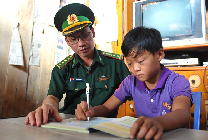 Tuyên dương 60 thầy giáo mang quân hàm xanh Chia sẻ cùng thầy cô 2017 sẽ tuyên dương 60 chiến sỹ bộ đội biên phòng làm công tác giáo dục tiêu biểu trong cả nước. (Ảnh: Xuân Tùng)