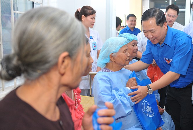 Mổ mắt miễn phí cho người có công Bí thư T.Ư Đoàn, Chủ tịch T.Ư Hội LHTN Việt Nam Nguyễn Phi Long cùng các đại biểu thăm, tặng quà cho những người được mổ mắt trong chương trình