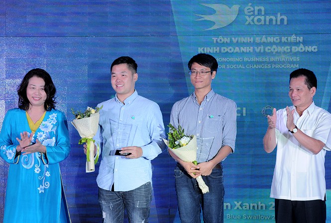 Teach for Vietnam và tiệm cắt tóc không lời được vinh danh sáng kiến vì cộng đồng BTC tôn vinh hai cá nhân khởi sự sáng kiến xã hội tiêu biểu