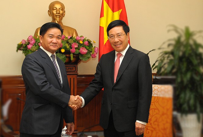 Phó Thủ tướng tiếp đoàn cấp cao T.Ư Đoàn Lào Uỷ viên Bộ Chính trị, Phó Thủ tướng Phạm Bình Minh tiếp đoàn đại biểu cấp cao T.Ư Đoàn TNNDCM Lào do Bí thư T.Ư Đoàn TNNDCM Lào Sỏn-Thạ-Nu-Thăm-Mạ-Vông dẫn đầu sang tham dự hoạt động tại Việt Nam (ảnh: Xuân Tùng)