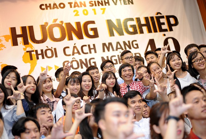 'Sinh tồn' trong cách mạng công nghiệp 4.0 Đông đảo các bạn trẻ tham dự chương trình hướng nghiệp thời cách mạng công nghiệp 4.0