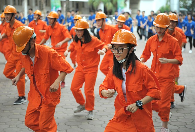 Xinh và chất như 'dân' công trình đồng diễn vũ đạo Xinh và chất như 'dân' công trình đồng diễn vũ đạo
