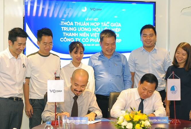 T.Ư Hội LHTN Việt Nam và VCCORP hợp tác truyền thông Bí thư T.Ư Đoàn, Chủ tịch T.Ư Hội LHTN Việt Nam Nguyễn Phi Long tặng hoa đại diện Công ty cổ phần VCCorp